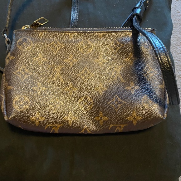 Louis Vuitton crossbody bag - Picture 2 of 8